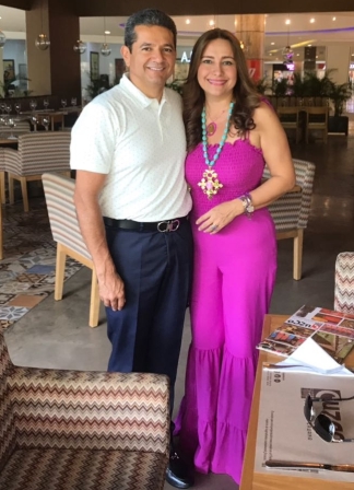 Ariel Rincón, junto a su esposa la homenajeada Tatiana Quintero de Rincón.
